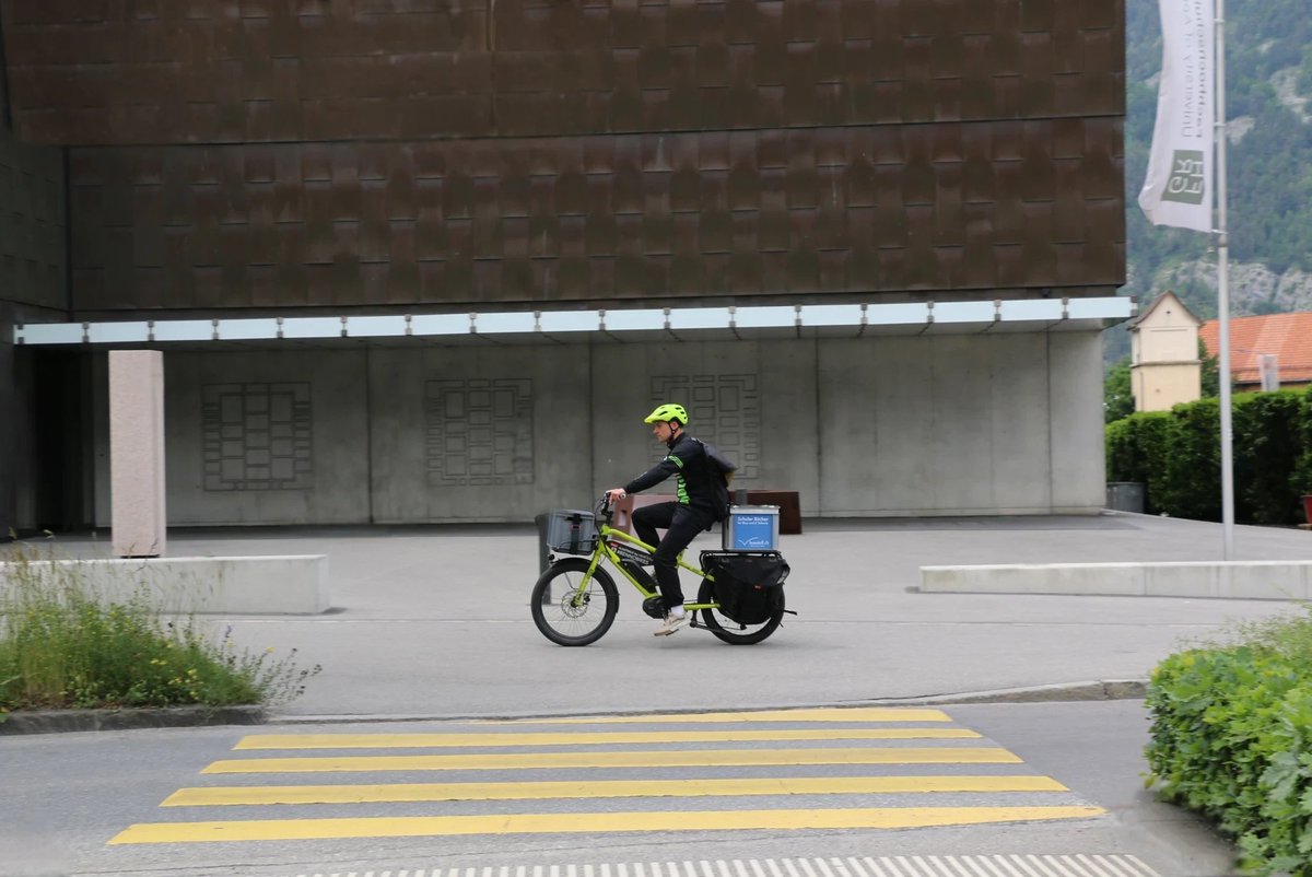 ☀️🏖️ Sommerferien? Ja – aber nicht für deine Lieferung.
Während andere Handtücher ausbreiten, stellen die Velochurier*innen höchstens mal die Füsse in den Rhein.
Auch bei 30 Grad sind wir zuverlässig für dich unterwegs. 🌡️🚴📦
#SommerpauseOhnePause #Lieferbereit #churieren