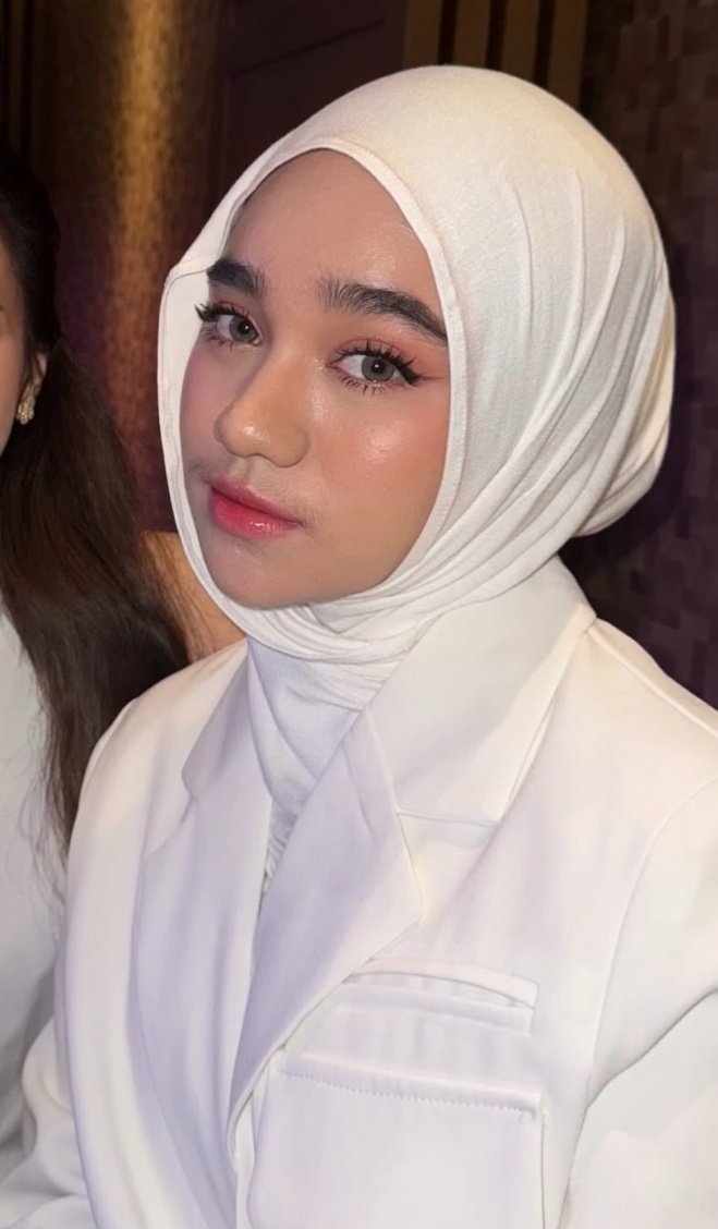 masih belum kelar dia menyerangku dengan pesonanya