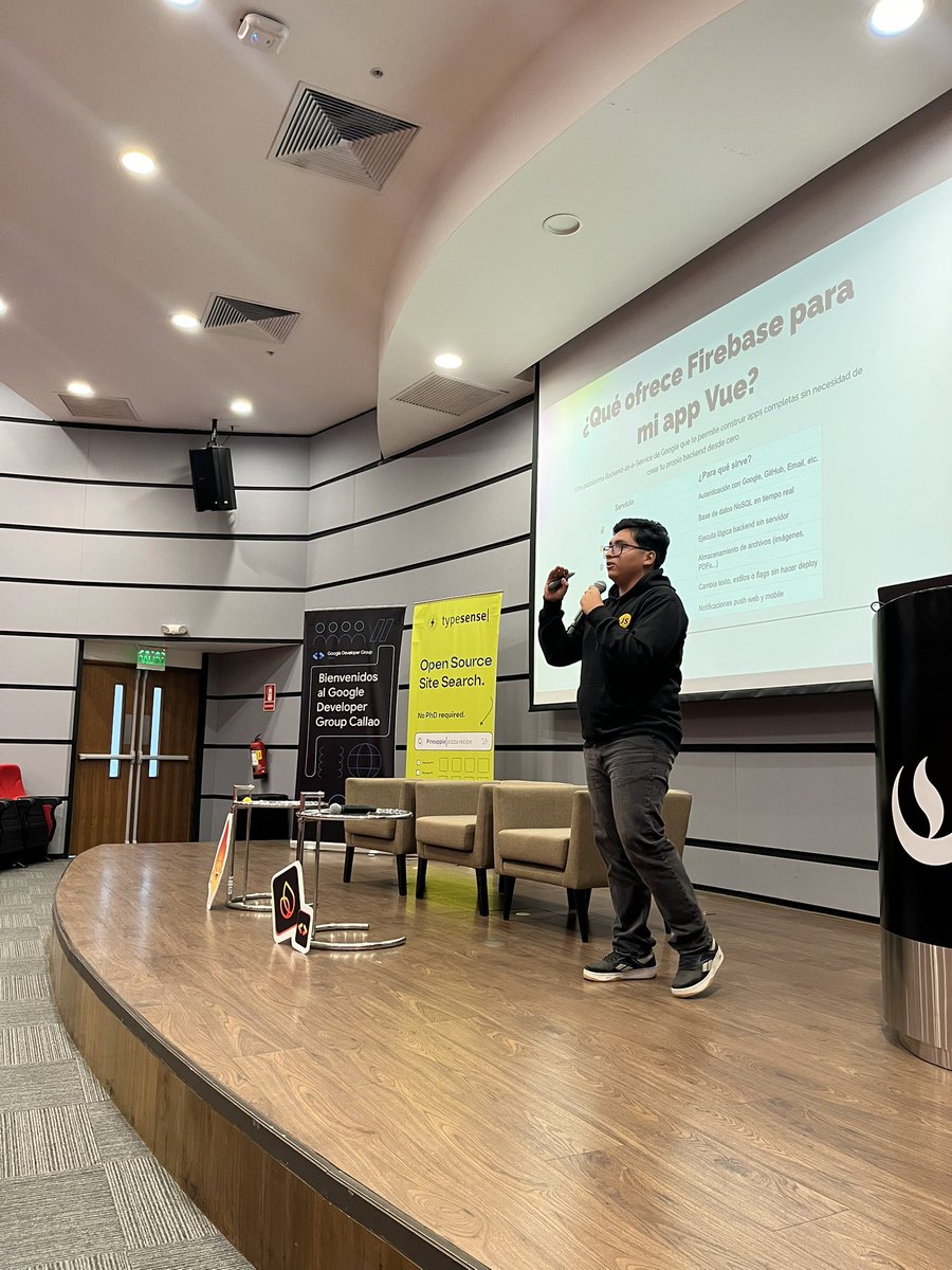GDG_Callao's tweet image. Luis Q. enseñándonos acerca de @vuejs y #VueFire en el #FirebaseDay2025! 🔥