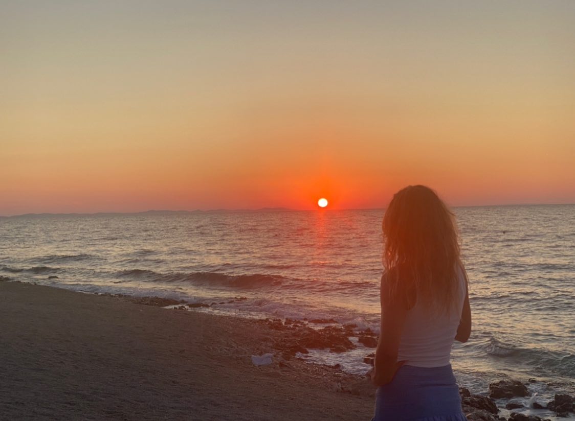 There’s something magical about sunsets reminding us that endings can be just as beautiful as beginnings. 🌅
Grateful for the peace, the view, and this quiet moment with the sea.