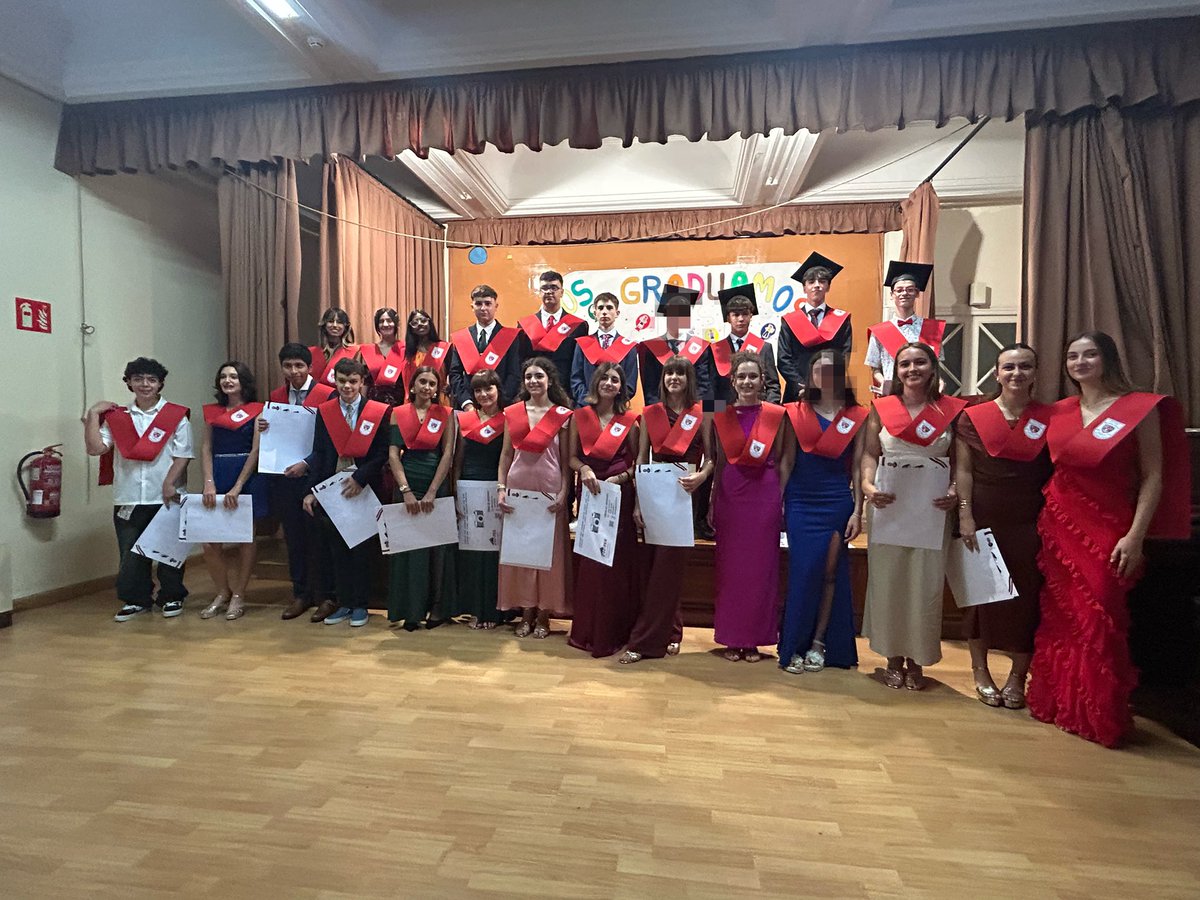 Todo llega a su fin y da paso a una nueva etapa. Os hemos dado alas para volar. Enhorabuena, chicos. #yosoydelrafaelamª #graduacion🎓