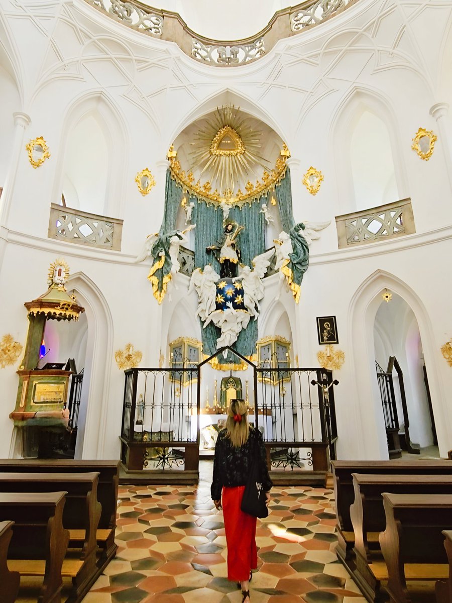 ✨ Una iglesia única, un mártir silenciado y un arquitecto visionario.
📍Kostel svatého Jana Nepomuckého na Zelené hoře
⠀
¿Sabías que la Iglesia de San Juan Nepomuceno fue construida en honor a un santo cuya muerte sigue envuelta en misterio y leyenda? 😱
⠀
San Juan Nepomuceno