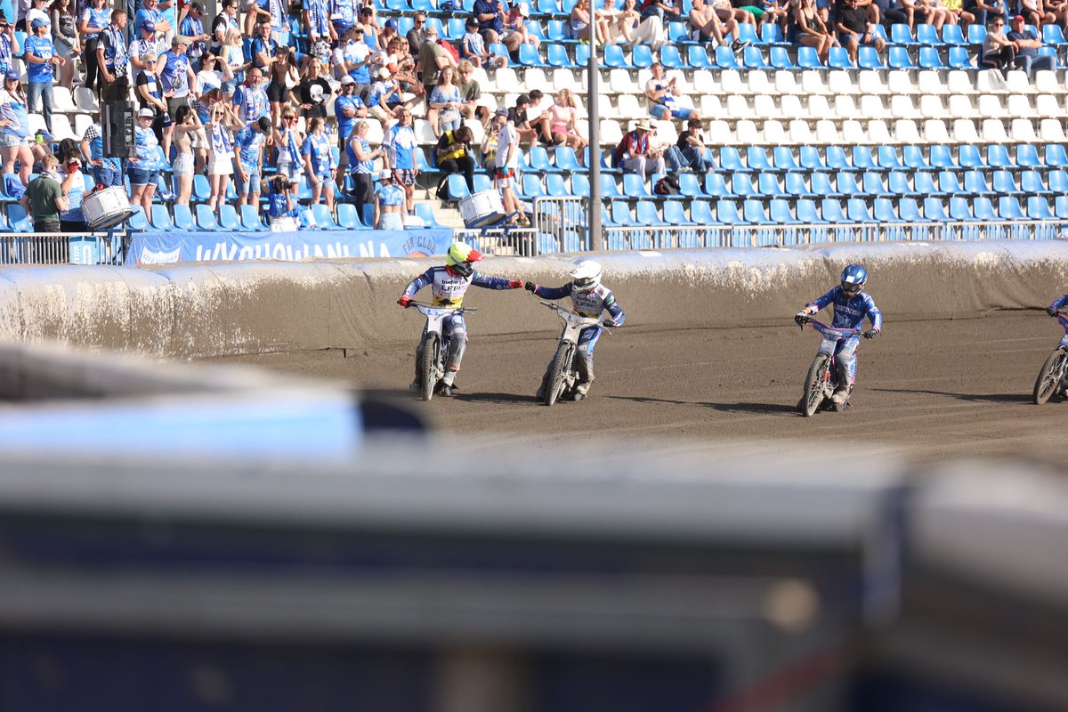 Unia Leszno (@unialesznoks) on Twitter photo W biegu 15. przypieczętowaliśmy zwycięstwo w Łodzi 💪🏼 (41:49) #LODLES
Był to bardzo wyrównany mecz. Dzięki, za dobre spotkanie <a href="/orzel_lodz/">KŻ Orzeł Łódź</a> 🫱🏼🫲🏽
Najskuteczniejsi w KSUL:
Janusz Kołodziej 12
<a href="/ZengiRacing/">Grzegorz Zengota</a> 11+1
<a href="/Ben84Cook/">Ben Cook</a> 7+2
#KSUL ⚪🔵🤟🏼 #UniaLeszno #M2E #Metalkas2Ekstraliga W biegu 15. przypieczętowaliśmy zwycięstwo w Łodzi 💪🏼 (41:49) #LODLES
Był to bardzo wyrównany mecz. Dzięki, za dobre spotkanie <a href="/orzel_lodz/">KŻ Orzeł Łódź</a> 🫱🏼🫲🏽
Najskuteczniejsi w KSUL:
Janusz Kołodziej 12
<a href="/ZengiRacing/">Grzegorz Zengota</a> 11+1
<a href="/Ben84Cook/">Ben Cook</a> 7+2
#KSUL ⚪🔵🤟🏼 #UniaLeszno #M2E #Metalkas2Ekstraliga