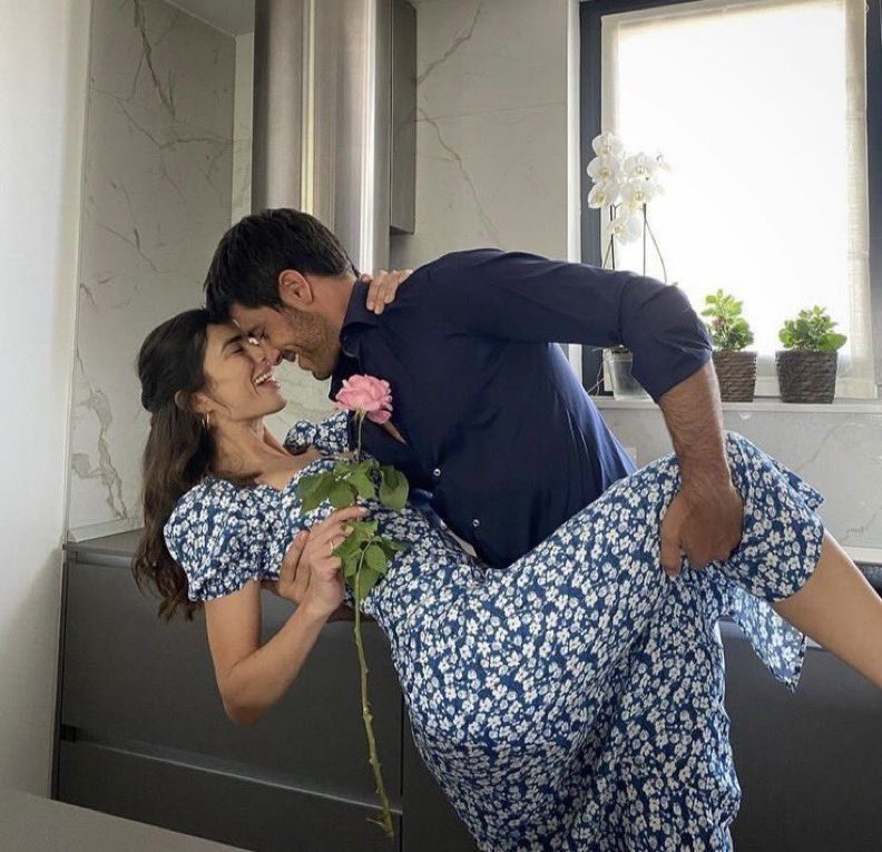 “Bazı gülümsemeler vardır…
Sadece bir kişinin yanında açar.”