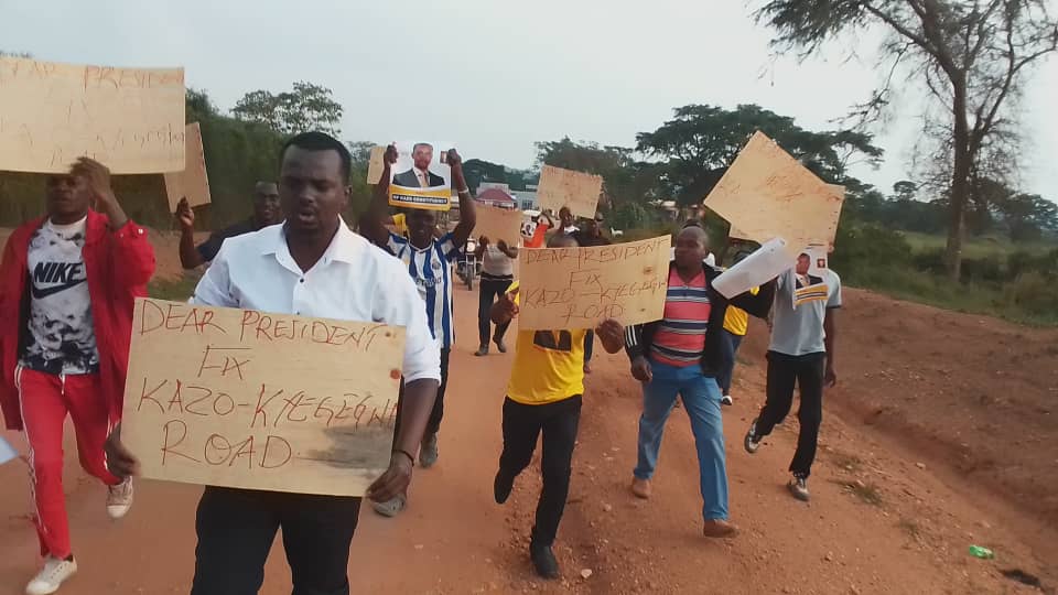 Innocent Twinomujuni (in white shirt), the aspirant for the Kazo county MP seat led a peaceful demonstration in Burunga Sub County today.

This was along  Kazo-Kyegegwa Road where residents carried placards with the words, "Fix Kazo-Kyegegwa Road" .

#KazofmUpdates