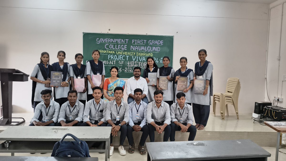 Vinodgowda_7's tweet image. Google doc ಅಂತೆ AI ಅಂತೆ , ಅದಂತೆ ಇದಂತೆ ಹೇಗೋ ಅಂತೂ ಇಂತೂ SEC ಪ್ರಾಜೆಕ್ಟ್ ಮುಗ್ಸಿದ್ವಿ ಜೊತೆಗೆ ಕಾಲೇಜನ್ನು ಸಹ🥹💔, ಪ್ರತಿ ಹೆಜ್ಜೆ ಹೆಜ್ಜೆಗೂ ನಮ್ಮನ್ನ  ಮುನ್ನಡೆಸಿದ ಸವಿತಾ ಮೇಡಂ ಮತ್ತು ಪ್ರವೀಣ್ ಸರ್ ಗೆ  ತುಂಬಾ ಆಭಾರಿಯಾಗಿರ್ತೇವೆ 🙏🏻
#BATCH2022 #FARWELL #endofanera