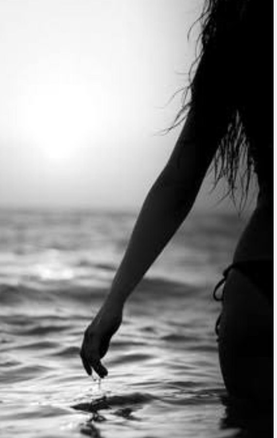 <a href="/ojosesqui/">javier</a> Es bonita,
sólo a través de tus ojos.

Porque tú la ves mucho más allá.

Las mareas tiemblan,
porque la vieron surgir de entre la espuma,
la vieron emerger poderosa, fuerte
y segura de si.

Es bonita...