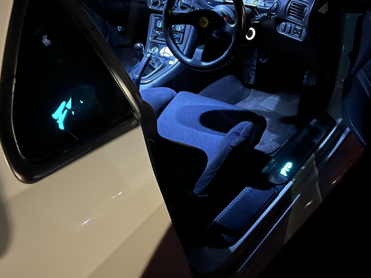 555514634215JP's tweet image. まじまじ眺めてたら車種不明ウインカーライトやスカッフプレート並みに発光するリア窓FTO文字とか 夜ならではの発言がいろいろあり