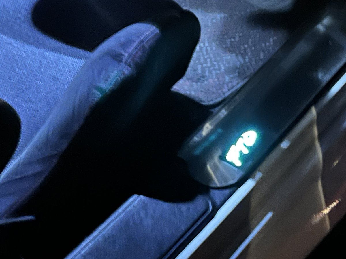 555514634215JP's tweet image. まじまじ眺めてたら車種不明ウインカーライトやスカッフプレート並みに発光するリア窓FTO文字とか 夜ならではの発言がいろいろあり