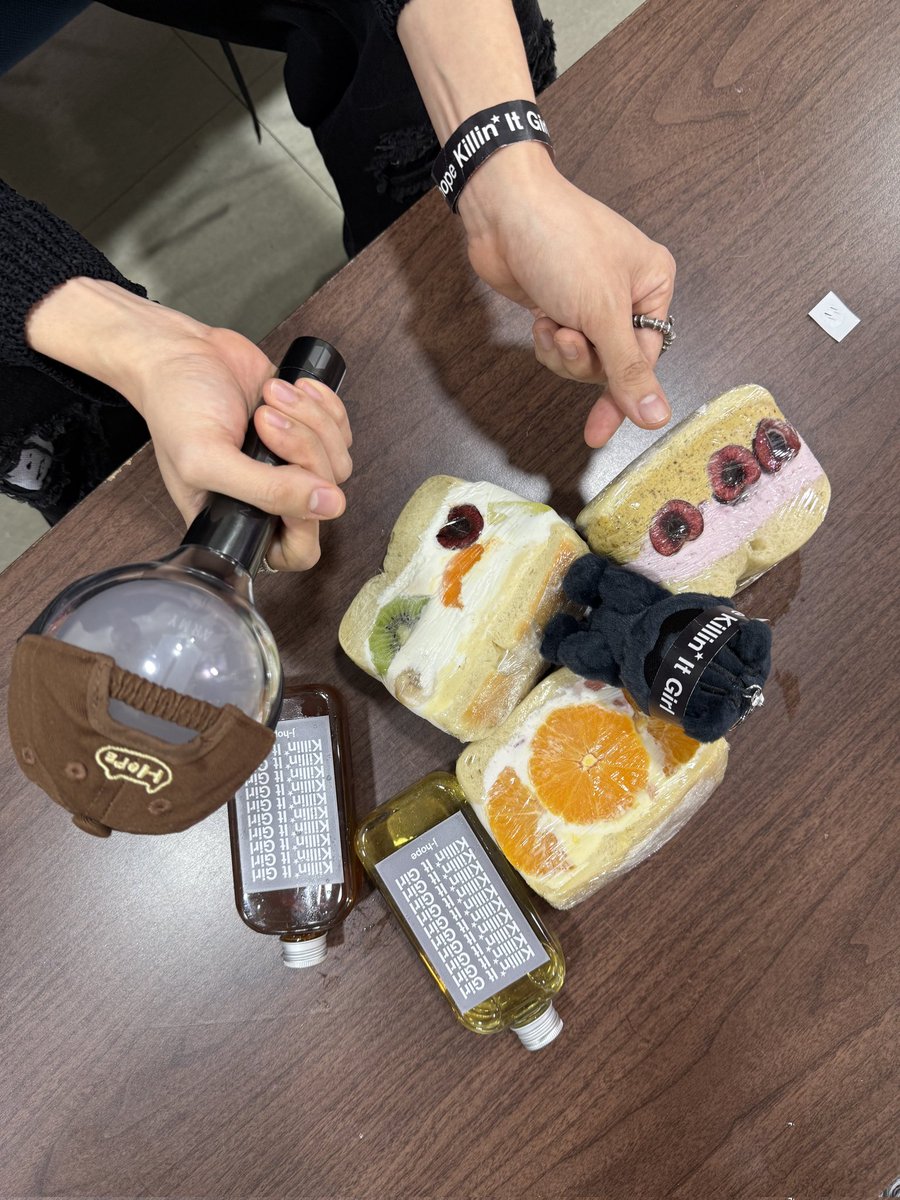🌟 WEVERSE

J-Hope post:
Eat deliciously today as well~~~😛😛😛😛😍🥰🥰💜💜