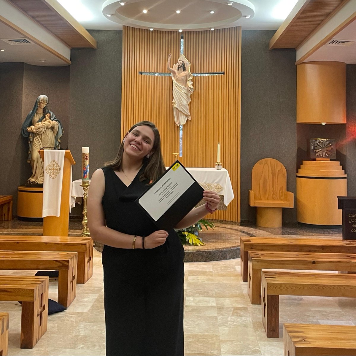 María del Carmen Garza, estudiante de Psicopedagogía y Ciencias de la Educación, lideró con compromiso la Sociedad Estudiantil de sus carreras y forma parte de DEUS como responsable de Comunicación e Imagen, llevando su talento a nuevos espacios de participación y liderazgo. 💛