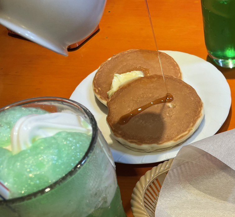 ゲーセンで取れたワンワンさんめちゃ可愛い🐶💕ギザ歯好き
中野ブロードウェイの地下にね…
大量の惣菜屋さんや立ち食い寿司屋にカフェやスムージーショップ！
チャレンジャーってカフェが凄い良かったね
550円でシロップ掛け放題マーガリンたっぷりのホットケーキセットがホント満足度高かった〜🐊💕