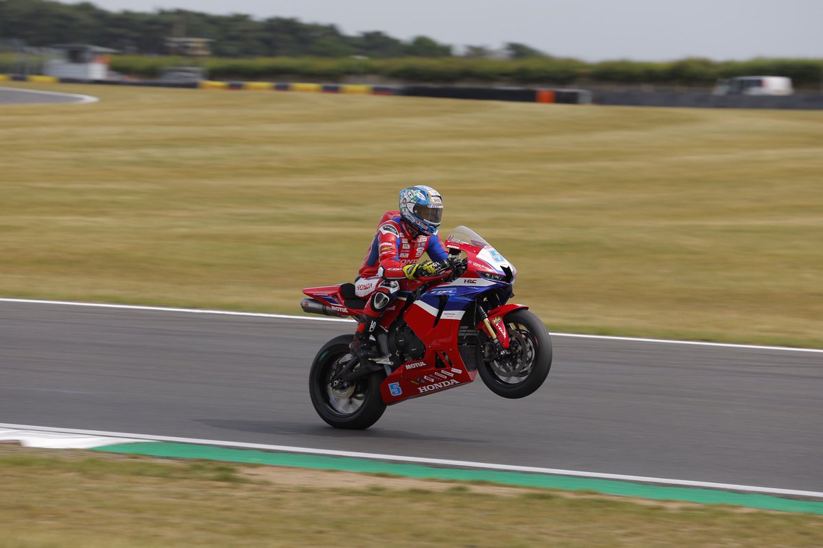 VICTORY for <a href="/JackKennedy14/">Jack Kennedy ☘️</a> as the defending Supersport champion gets P1 at <a href="/SnettertonMSV/">Snetterton Circuit</a>. Team mate <a href="/deanharrisonTT/">Dean Harrison</a> puts in a strong ride in a busy battle to finish P8.

#HondaRacing #CBR600RR