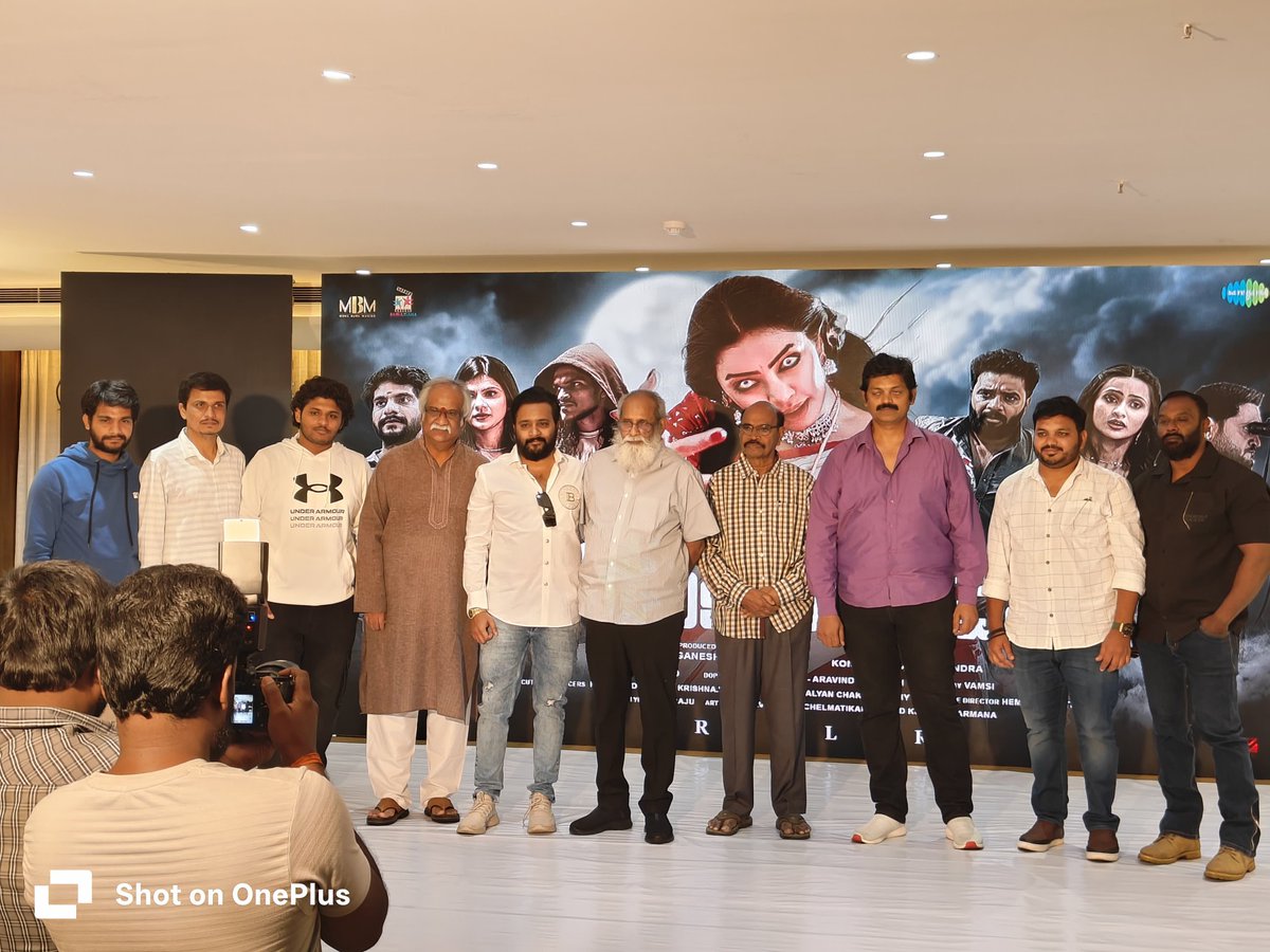 ట్రయిలర్ ఈవెంట్ కీ వచ్చిన
#SSMB29 రైటర్
V. vijayendra prasad గారిని
మహేష్ బాబు, రాజమౌళి సినిమా
విశేషాలు అడిగితే "లోపలికి రా చెప్తా"
అంటున్నారు 🤣🙏
#LopalikiRaCheptha 
<a href="/KondaVenka22945/">Konda Venkata Rajendra</a>