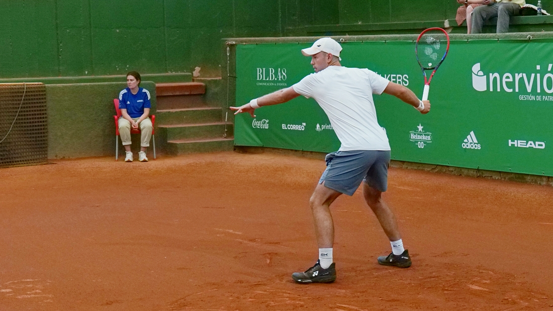 ITFLaukariz's tweet photo. El polaco Marcel Zielinski da un salto desde la previa a la final, tras superar a Sergi Pérez Contri (5) en las semis por 6-3, 3-6 y 6-0. Se jugará el título mañana a las 13.00 horas con Iñaki Montes-De la Torre (3) #CCLaukariz #Mungia #Bizkaia #BasqueCountry #ITFWorldTennisTour https://t.co/qJ7VO6pECb