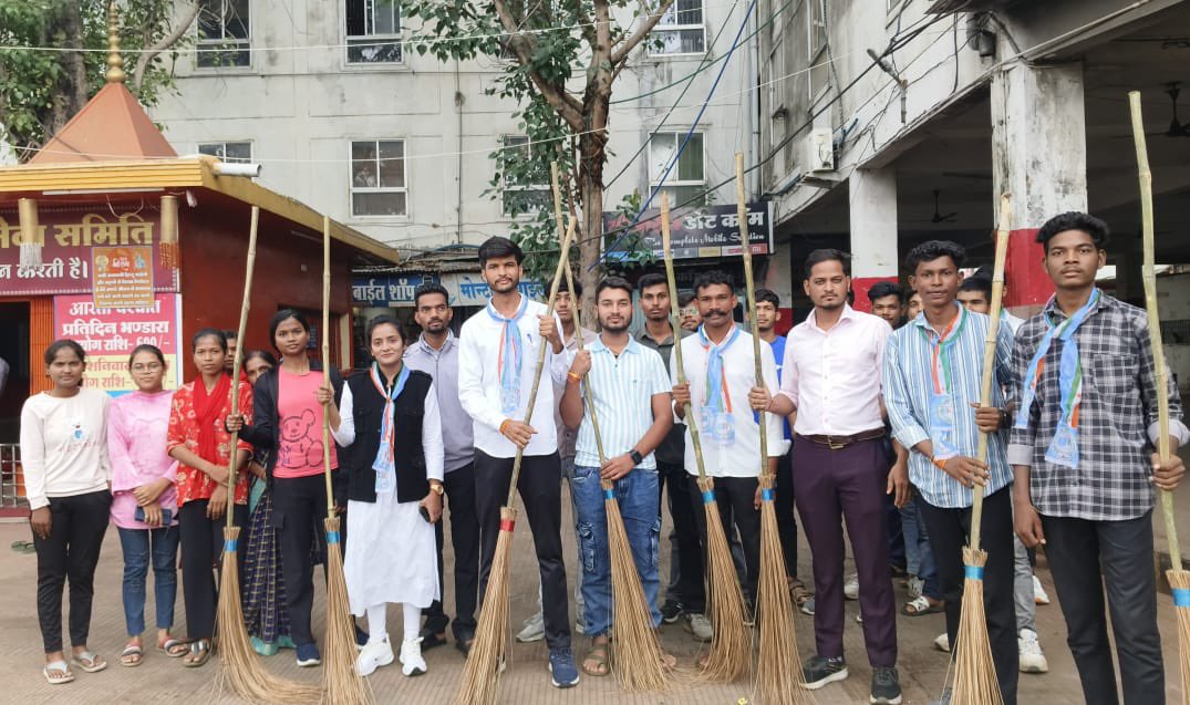 पूर्व सांसद माननीय नकुल नाथ जी  के जन्मदिन पर सफ़ाई अभियान चला कर शहर को स्वच्छ रखने का संदेश दिया  <a href="/NakulKNath/">Nakul Kamal Nath</a>