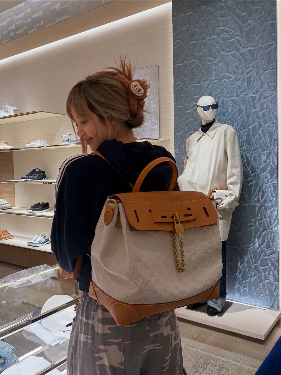 #LISA posted on Instagram. 🥰🥹

instagram.com/p/DLK1fpMy40M/…