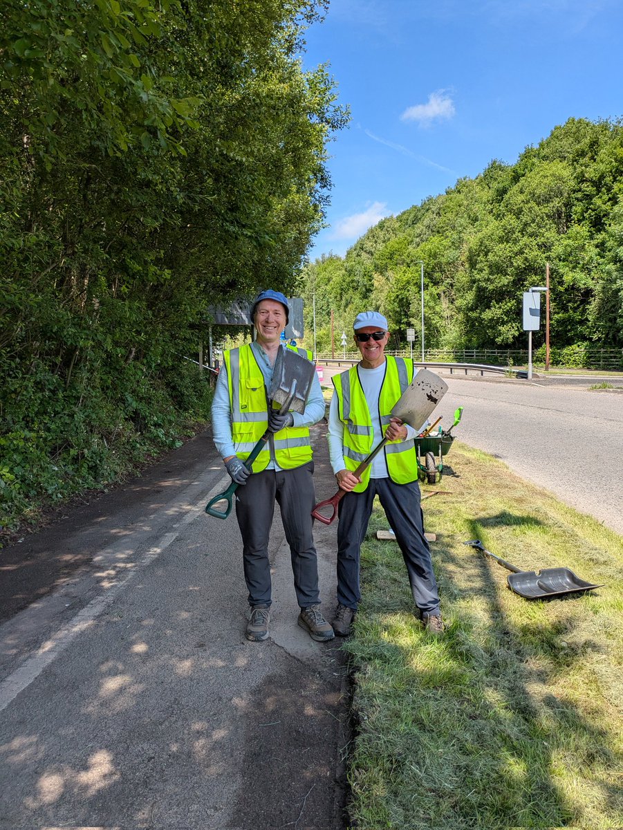 CycleWilmslow's tweet image. Last Wednesday, a small band of volunteers continued our work in clearing vegetation on the A538 shared-use path, south of the airport tunnels (a @Sustrans NCN route). Drop us a line if you&apos;d like to join us in tackling the path north of the tunnels!
@WalkRideGM @TransitionWilms