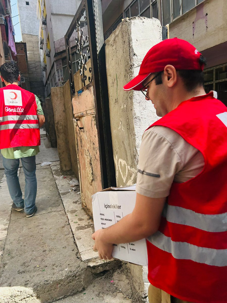 kizilayenglsz56's tweet photo. Kızılay olarak, dayanışma ve merhamet duygularımızla ihtiyaç sahibi ailelerimizin yanındayız.
Bugün birçok haneye gıda kolilerimizi ulaştırarak sofralarına bereket, gönüllerine umut olmaya çalıştık.
@FatmaMericYlmaz @YenerTANIK https://t.co/TqspRY1rXC