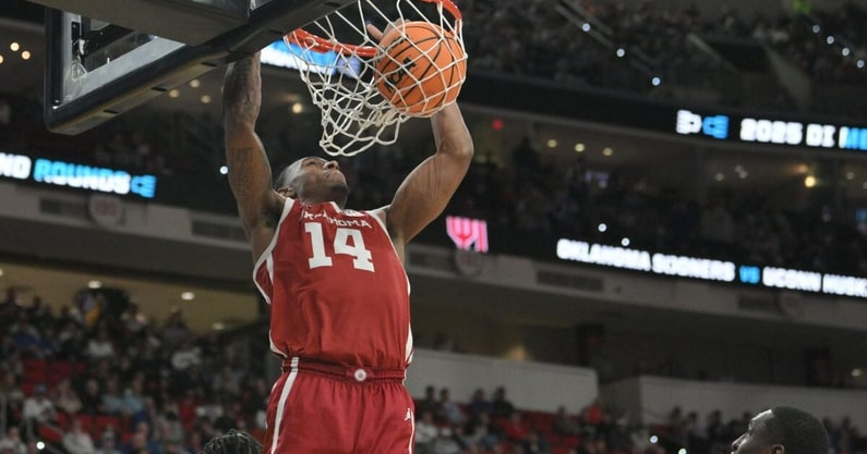 "I'll always think of Jalon of fighting through hard because he wanted it so bad. There was a moment where it was easy for everyone to quit, getting gut-punched...life lesson, staying w/ it." - #OU HC Porter Moser

Jalon Moore out w/ torn Achilles tendon.

on3.com/teams/oklahoma…