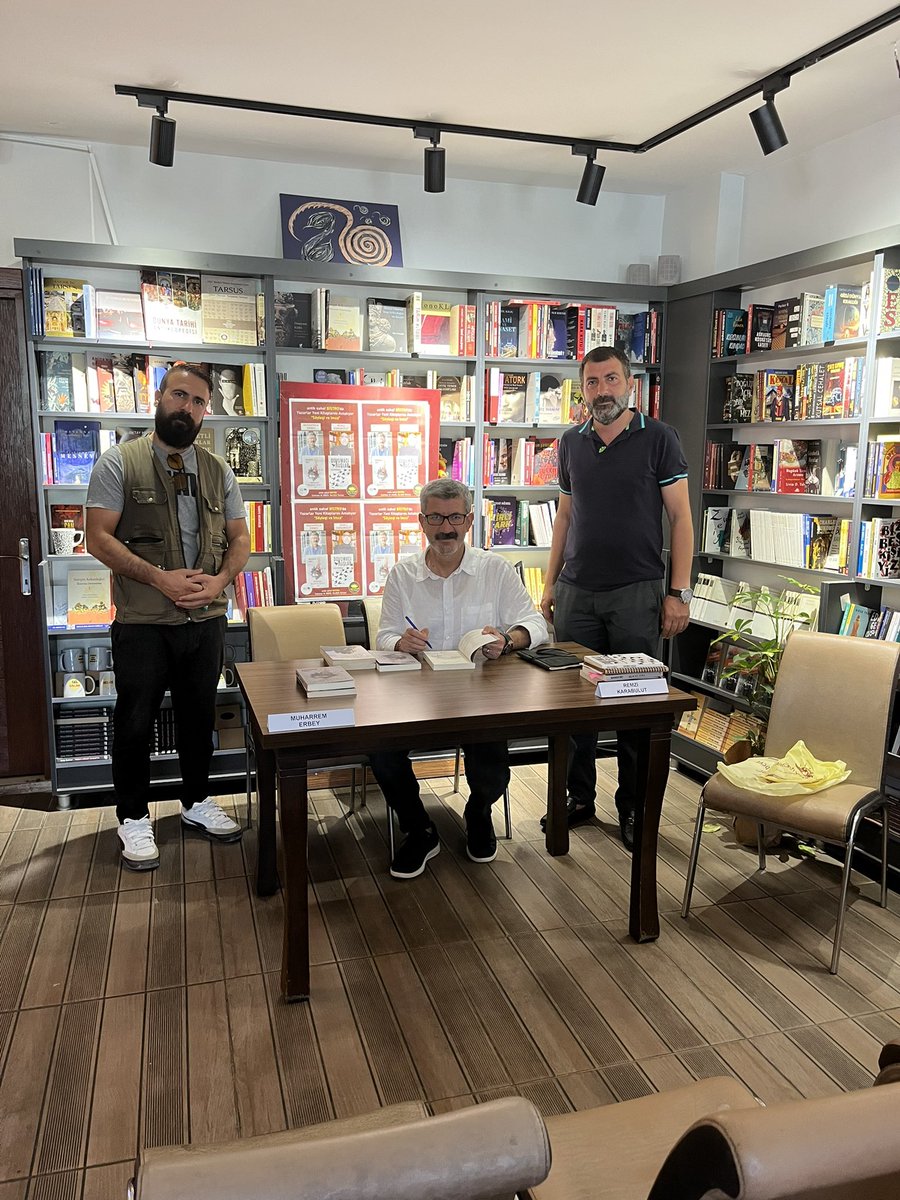 Aram ile Leyla’nın hikayesinin 17. ci söyleşisi 21 Haziran 2025 cumartesi <a href="/antiksahaf/">Antik Sahaf Kitabevi</a> da yazar Remzi Karabulut ile konuştuk. Katılan herkese teşekkürler. <a href="/srckitap/">SRC Kitap</a> <a href="/inkilapkitabevi/">İnkılâp Kitabevi</a>