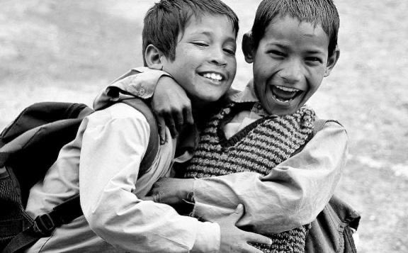 "الصداقة، امتزاج روحٍ بروح، وتصافح قلب بقلب ..
والأصدقاء الرائعون يسكنون الحنايا، ويتفيؤون الروح ..
عطاؤهم الحب، وبذلهم الإخاء .. رافدهم الصدق، ومنبعهم الوفاء ..
يتوسدون القلوب، ويعقلون الأفئدة ..
لا ترى فيما بينهم جفوة، ولا تلمح في نبضهم قسوة ..
إنهم بالفعل رائعون"