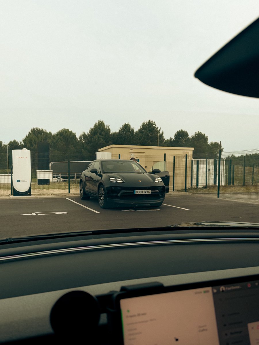 Powlisher tweet media