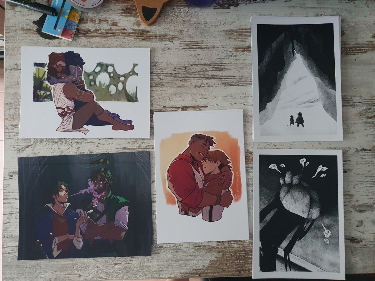 C'è qualche italian la fuori che andrà al comicon di Bergamo questo weekend? 👀 io sarò lì sabato mattina, allo stand della comics, se qualcuno volesse passare a condividere un po' di ammmmore per JayVik o in generale per fare due chiacchiere🥹 ho anche stampato delle cosette