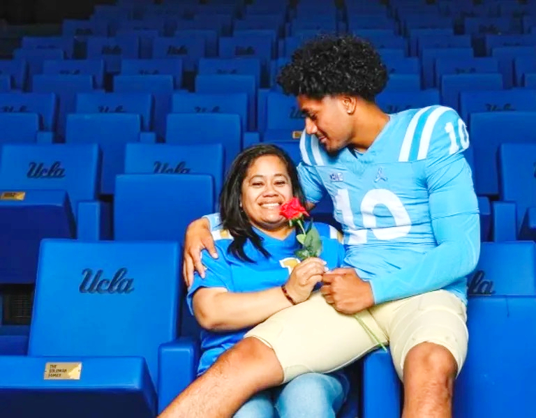Dave Keefer (@davekeefer) on Twitter photo Texas A&M commit EDGE Samu Moala recaps official visit to UCLA:
Click here: californiapreps.rivals.com/news/texas-a-m…
The Bruins offered Moala (Leuzinger) last June and remained persistent in their pursuit leading up to the official visit.
<a href="/SamuMoala/">Samu Moala</a> <a href="/Leuzinger_FB/">🏈 The Leu 🏈</a> <a href="/COACHTONESEKONA/">COACH TONE</a> <a href="/BManu86/">Brandon Manumaleuna</a> Texas A&M commit EDGE Samu Moala recaps official visit to UCLA:
Click here: californiapreps.rivals.com/news/texas-a-m…
The Bruins offered Moala (Leuzinger) last June and remained persistent in their pursuit leading up to the official visit.
<a href="/SamuMoala/">Samu Moala</a> <a href="/Leuzinger_FB/">🏈 The Leu 🏈</a> <a href="/COACHTONESEKONA/">COACH TONE</a> <a href="/BManu86/">Brandon Manumaleuna</a>