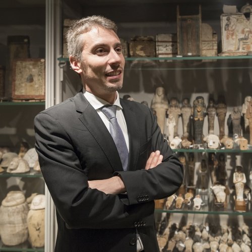 "Hanno fatto di tutto per infangarlo, delegittimarlo, cacciarlo via.
Ma gli è andata malissimo.
Christian Greco è stato confermato dall’amministrazione comunale come direttore del Museo Egizio di Torino, uno dei più prestigiosi al mondo.