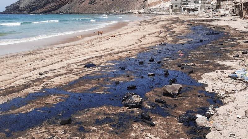 ارحموا اهل #عدن 

حدوث تلوث نفطي وبقع سوداء طافية من إحدى السفن الجانحة في مياه البحر بساحل منطقة #الحسوة في مديرية #البريقة، حيث نقلت الأمواج المرتفعة -نتيجة الرياح الموسمية- الزيوت المختلطة بالمياه من مكان السفينة إلى ساحل الحسوة 

 #حكومة_الفشل_والفساد #فضائح_النفط_والغاز