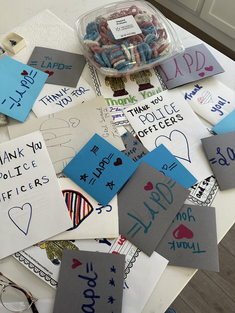 LAPDOutreach's tweet image. After a long week in Los Angeles, this was just the kind of pick me up we needed for our #LAPD officers.   

Thank you to @girlscouts of Corona who were so thoughtful and kind.   We appreciate this act of kindness more than you can know.