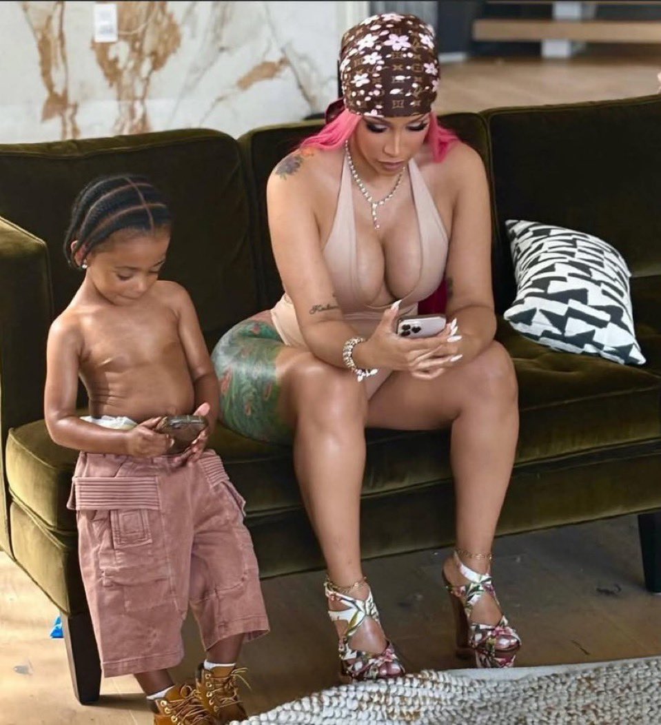 Guccistarboi's tweet image. Cardi B and her son.