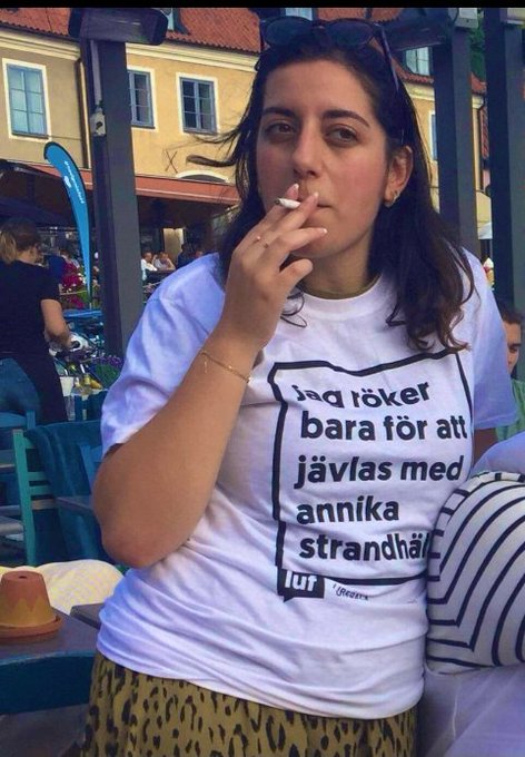 Har ni hört sagan om Simona Mohamsson?
Hennes föräldrar bytte efternamn från Mohammed till Mohamsson, och poff! – så var de svenskar och levde lyckliga i alla sina dagar i Sverige. 🇸🇪🤣🤣🤣🤣

Pappan är en palestinsk flykting♥️
Mamman är Shiamuslim från Libanon♥️