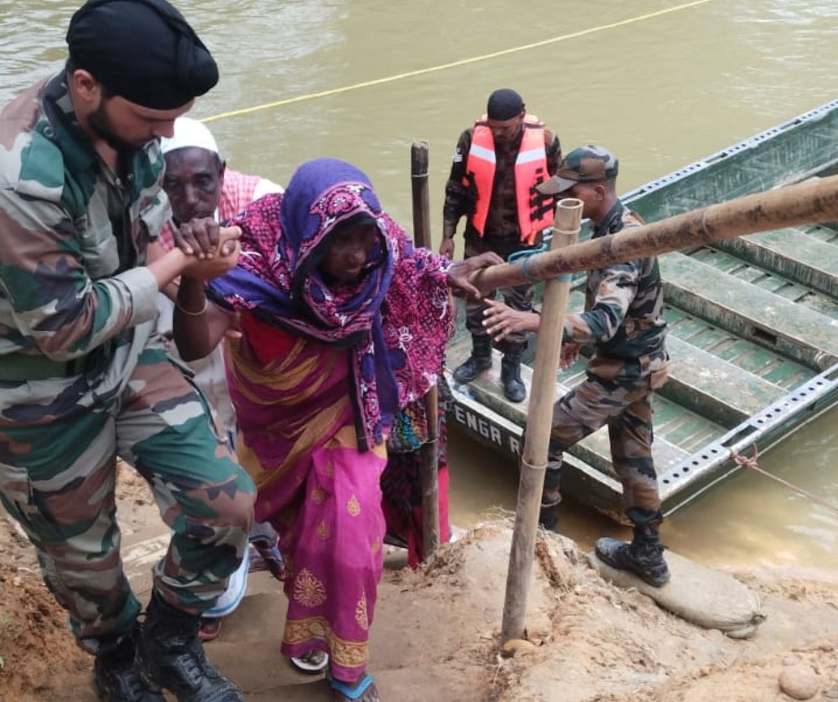 Spearcorps's tweet photo. Troops of #SpearCorps, #IndianArmy, swiftly responded to request of @mygovassam to provide relief to civilians stranded due to the collapse of bridge over #Harang River in #Assam.
#SpearCorps successfully retrieved the stranded vehicles, constructed a captive ferry to provide temporary connectivity to over 1500 civilians and provided medical aid to injured and the needy.
#SpearCorps, के जवानों ने #Assam में #Harang नदी पर पुल के ढहने के कारण फंसे नागरिकों को राहत प्रदान करने के लिए @mygovassam के अनुरोध पर त्वरित कार्रवाई की। #SpearCorps ने फंसे हुए वाहनों को सफलतापूर्वक निकाला, 1500 से अधिक नागरिकों को अस्थायी संपर्क प्रदान करने के लिए एक कैप्टिव फेरी का निर्माण किया और घायलों और जरूरतमंदों को चिकित्सा सहायता प्रदान की।
@adgpi
@easterncomd
Facebook - https://t.co/x30SxuhxdV
Instagram - https://t.co/PjlWUeVM0U