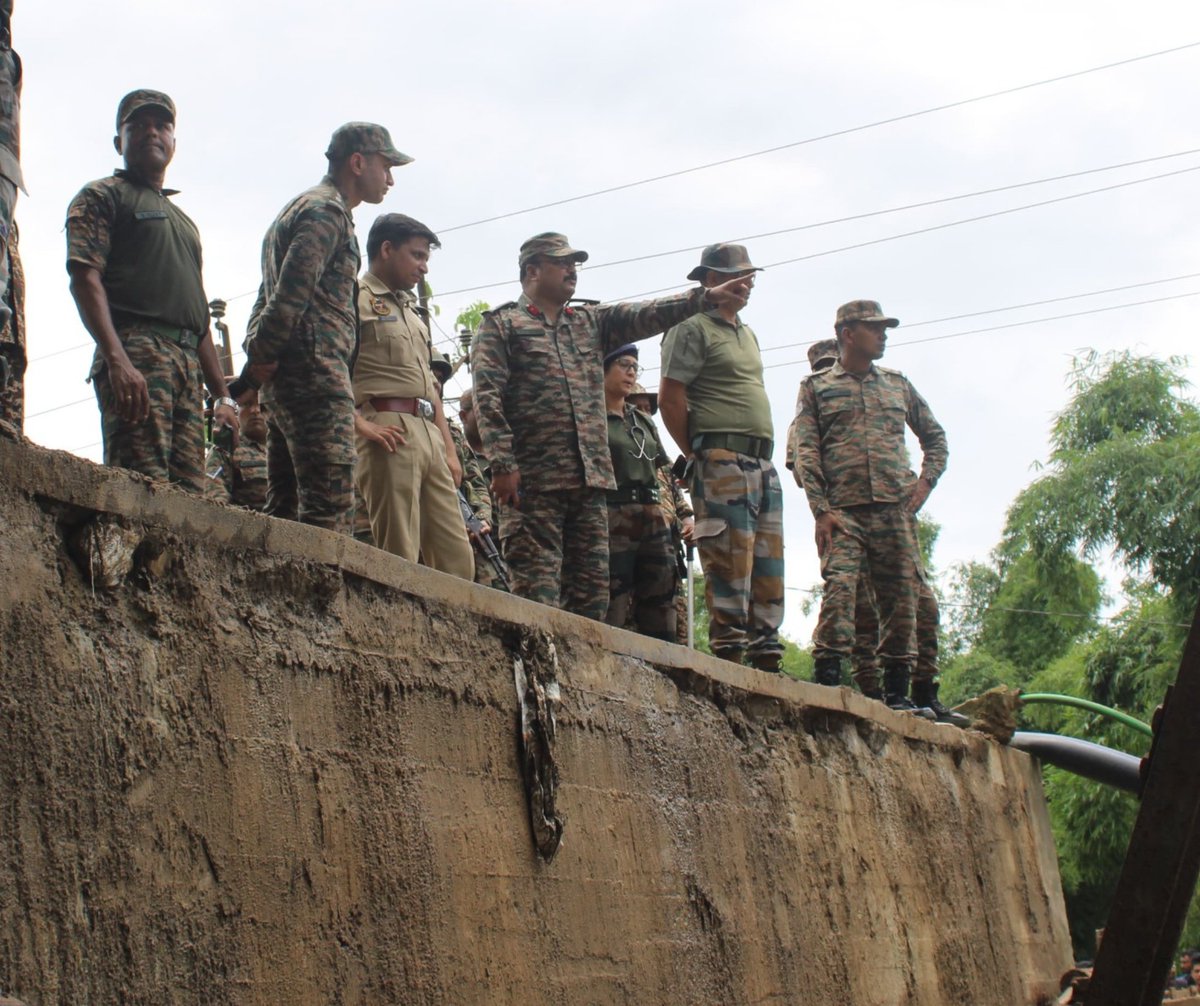 Spearcorps's tweet photo. Troops of #SpearCorps, #IndianArmy, swiftly responded to request of @mygovassam to provide relief to civilians stranded due to the collapse of bridge over #Harang River in #Assam.
#SpearCorps successfully retrieved the stranded vehicles, constructed a captive ferry to provide temporary connectivity to over 1500 civilians and provided medical aid to injured and the needy.
#SpearCorps, के जवानों ने #Assam में #Harang नदी पर पुल के ढहने के कारण फंसे नागरिकों को राहत प्रदान करने के लिए @mygovassam के अनुरोध पर त्वरित कार्रवाई की। #SpearCorps ने फंसे हुए वाहनों को सफलतापूर्वक निकाला, 1500 से अधिक नागरिकों को अस्थायी संपर्क प्रदान करने के लिए एक कैप्टिव फेरी का निर्माण किया और घायलों और जरूरतमंदों को चिकित्सा सहायता प्रदान की।
@adgpi
@easterncomd
Facebook - https://t.co/x30SxuhxdV
Instagram - https://t.co/PjlWUeVM0U