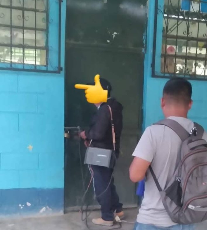 #BreakingNews Padres de familia están soldando puertas de escuela en Huehuetenango. Han advertido a los maestros en huelga que no los van a dejar entrar. Pero exigen al <a href="/MineducGT/">Mineduc Guatemala</a> que les envié nuevos maestros.  Vía <a href="/josejulianGuate/">José Julián Domínguez</a>