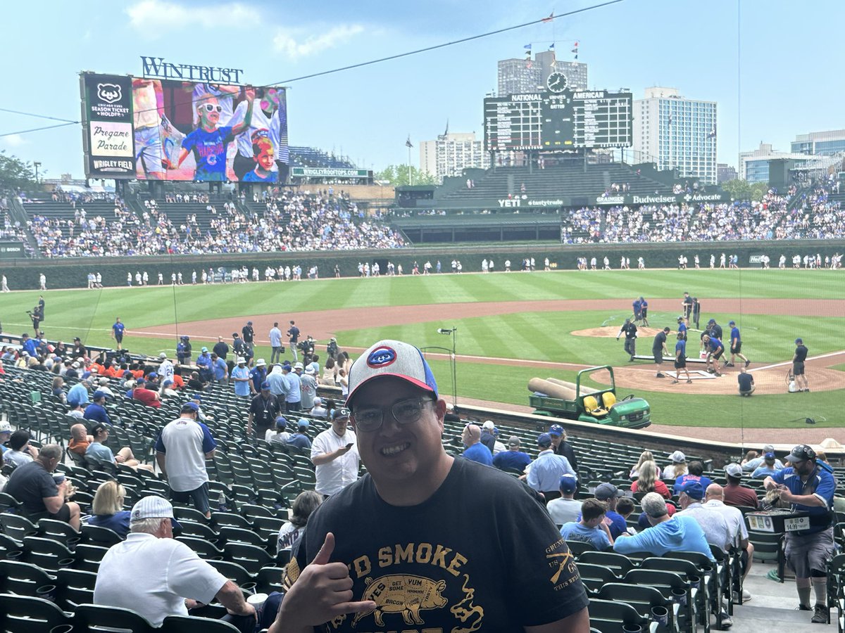 edbermea's tweet image. Cheers from Wrigley Field!  #firsttimeatwrigley #texaninwrigley #inthebuilding