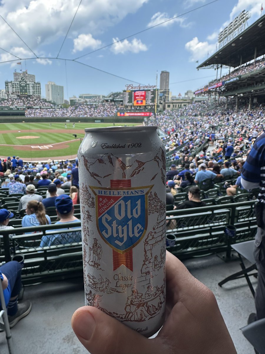 edbermea's tweet image. Cheers from Wrigley Field!  #firsttimeatwrigley #texaninwrigley #inthebuilding