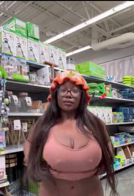 ifuckwithKanye_'s tweet image. if You’ve seen her mall sex video then You’re sick AF 😭