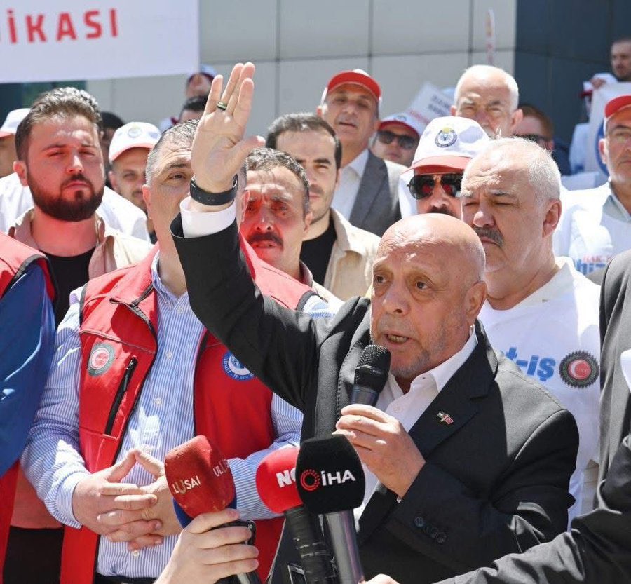 aysekoculker35's tweet photo. İşçinin vergi yükü arttı, maaşı eridi, hakları gasp edildi.
Sendika susuyor, hükümet oyalıyor.
✊ Grev yoksa istifa!
#GrevYoksaİstifa https://t.co/Kaqp7AXbSS