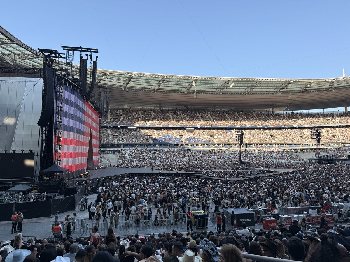 mcthx's tweet photo. Quand la @Scientopresse #racole sur la voie publique sur le chemin du @StadeFrance pour le concert de @Beyonce…
C’est pas très catholique tout ça… que fait le ministere de l’ @Interieur_Gouv ? Moi aussi je peux tapiner ici ? https://t.co/0p9TxrRcSl