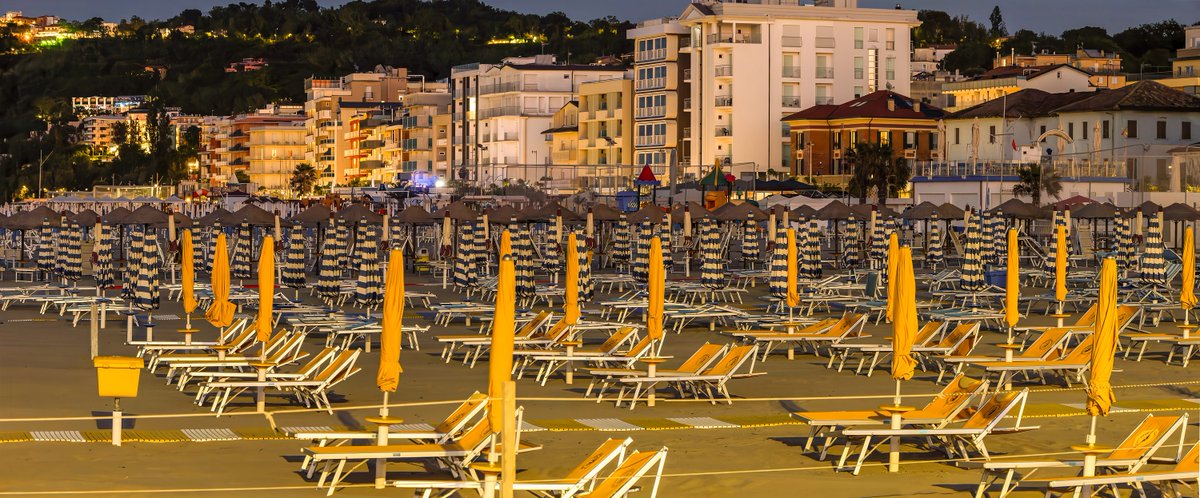 🏖️ Gabicce Mare
This is the seaside part—sandy beaches, clean water, family-friendly vibes, gelato after dinner.
Everything is walkable. And the sunsets? Gold on blue.

🌙 New Fine Art Drop – 18 editions • 19,25 XTZ
objkt.com/tokens/KT1XgKm…
Live now on <a href="/objktcom/">objkt.com</a>