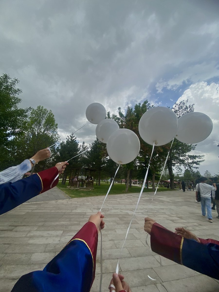 Şeyyyy
Arkadaşlarrrrr
Ben 
Biraz 
Mezun 
Oldum daaa
Bayaa bi
Duygusalım…🥹🌸🎀🧚‍♀️🫠💕🩷