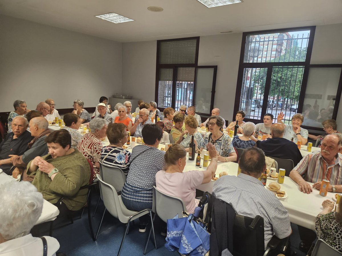 DiocesisVitoria's tweet photo. JUDIMENDI ⛪️ | Esta tarde la parroquia de San Juan, en el barrio de #Judimendi, ha celebrado su patrón con un encuentro de mayores del barrio, música y muy buen ambiente. No es el #AzkenaRockFestival pero se ha cantado mucho 🤟🏼 https://t.co/dt6r1W36AH