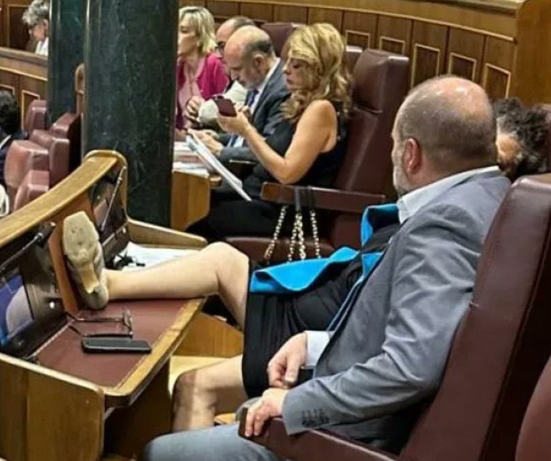 Esta foto y esa pierna son el resumen de una época.