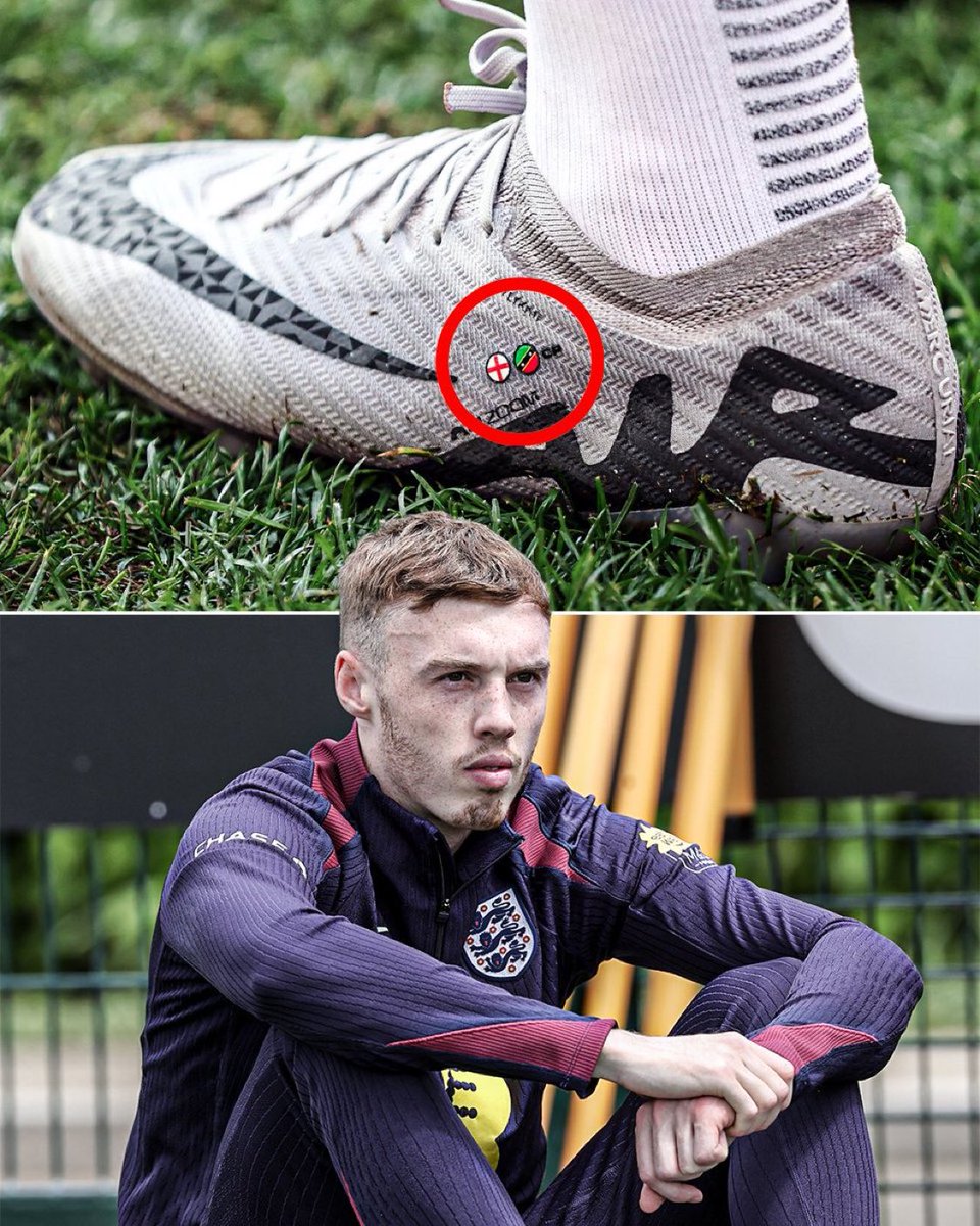 Cole Palmer tem duas bandeiras ao lado de suas iniciais nas chuteiras:

🏴󠁧󠁢󠁥󠁮󠁧󠁿 Inglaterra, onde ele nasceu
🇰🇳 São Cristóvão e Nevis, a terra natal da família de seu pai