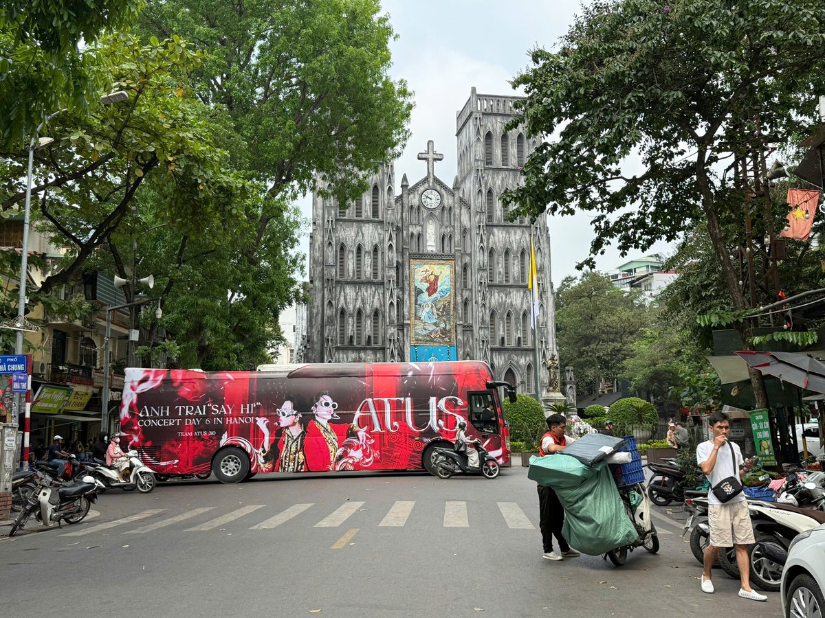 teamatus310's tweet photo. Bus Advertising support for Anh Tú Atus @AnhtuAtus
[250509 - ATSH CONCERT DAY 6 in Ha Noi, Viet Nam]
#AnhTuAtus #Atus #ANHTRAISAYHICONCERTDAY6 https://t.co/lb3TtPVlON