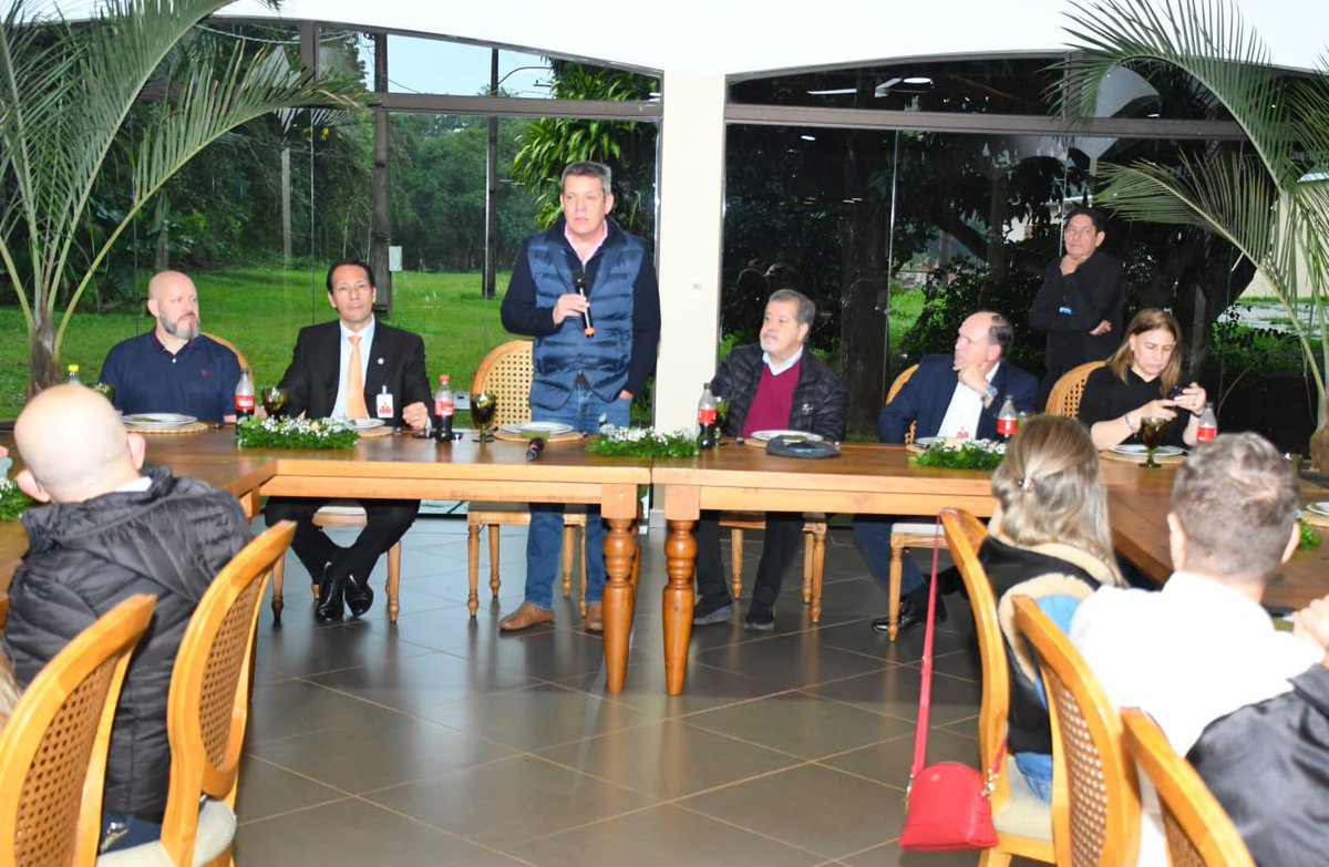 🔎📍Una comitiva de la Fundación Desarrollo en Democracia (DENDE) visitó este jueves 19 de junio la Central Hidroeléctrica ITAIPU. Durante la jornada, realizaron un recorrido por el mirador y las instalaciones técnicas, acompañados por el asesor de Energías Renovables, Pedro