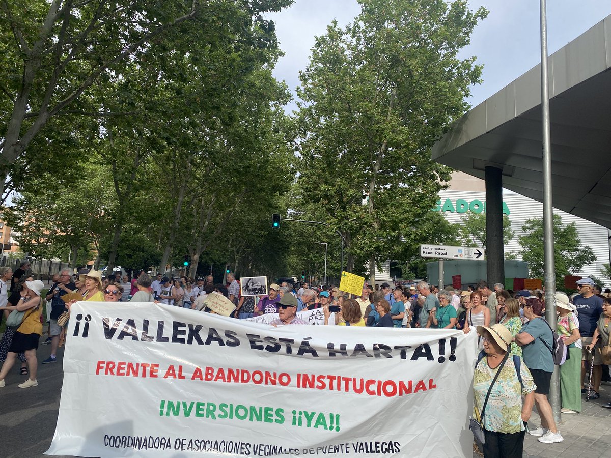 FRAVM's tweet photo. 📢 #Vallekasestáharta
Hoy Vallecas sale a la calle para gritar bien alto que no somos barrios de segunda.
💥 Frente al abandono institucional: inversión, servicios y dignidad.
✊🏽 ¡Vallekas lucha, Vallekas resiste!
#Vallekas #InversionesYa #BarriosVivos https://t.co/6CwwNLYRiO